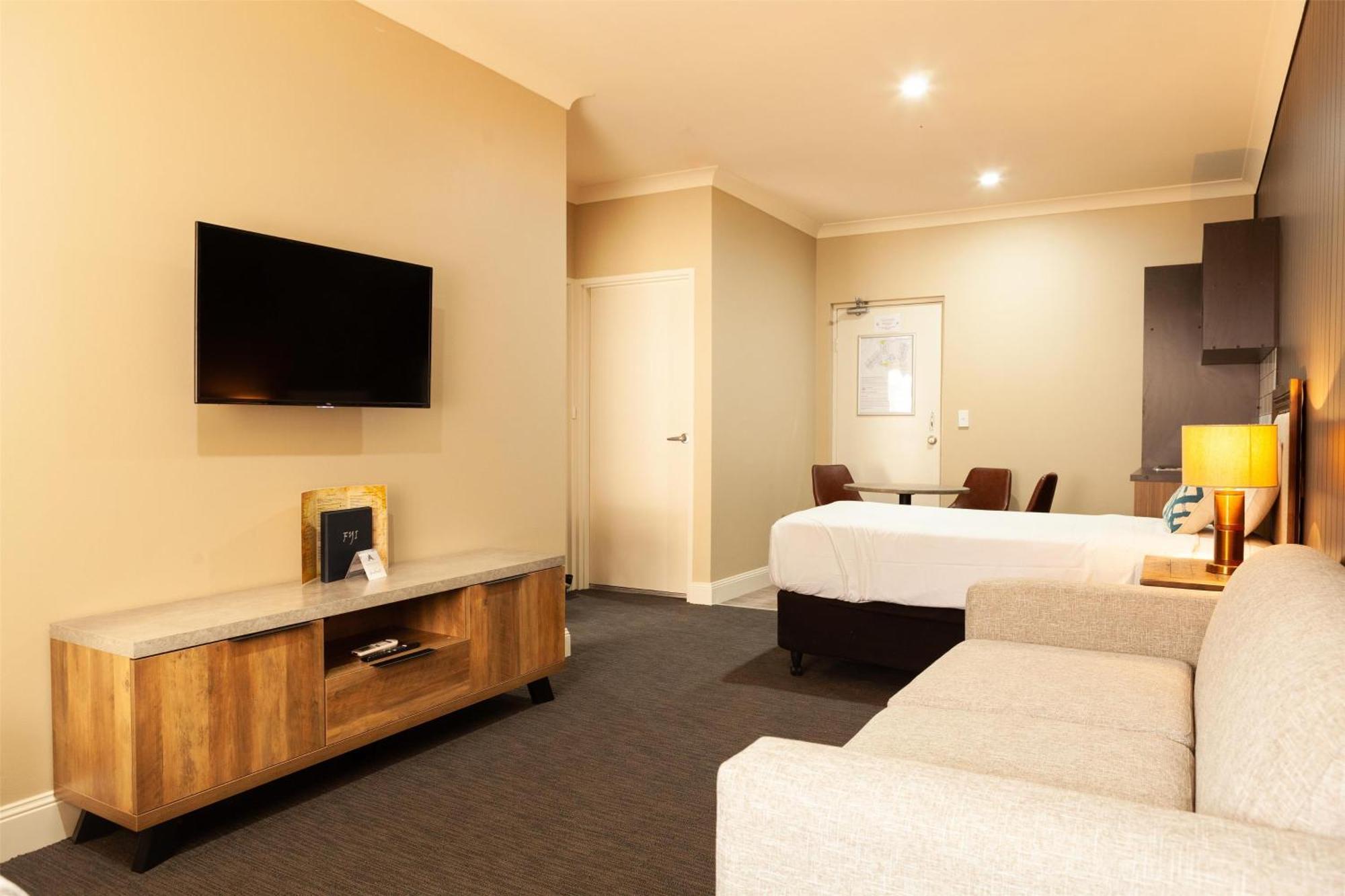 Nightcap At Archer Hotel 4*