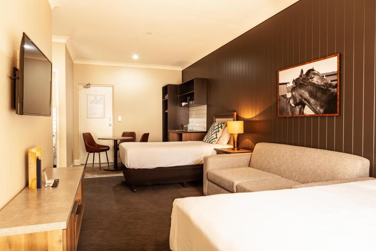 Nightcap At Archer Hotel 4*